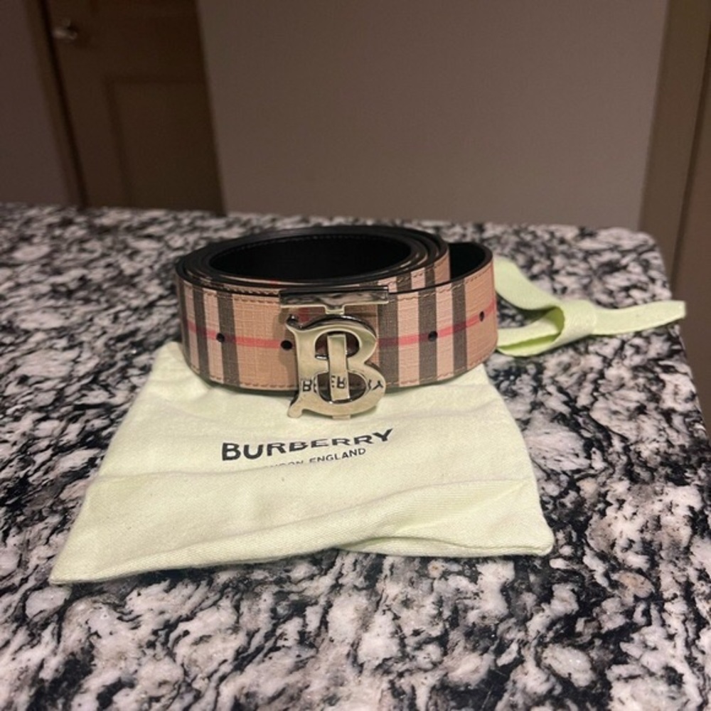 Burberry men’s belt great condition. Just sitting in closet i don’t need anymore